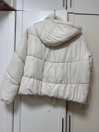 Chaqueta bomber blanca con capucha