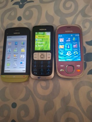 Lote 3 cellulari Nokia (giallo, nero, rosa)