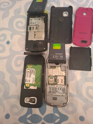 Lote 3 cellulari Nokia (giallo, nero, rosa)