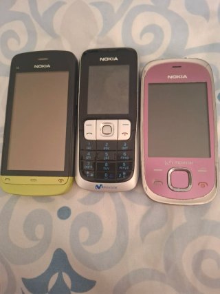 Lote 3 cellulari Nokia (giallo, nero, rosa)