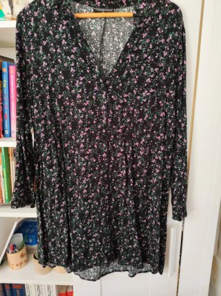 Vestido floral negro y rosa