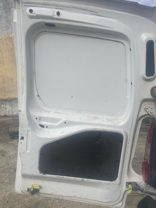 Portas de uma carrinha branca marca partner