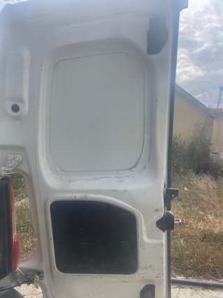 Portas de uma carrinha branca marca partner