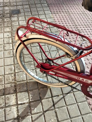 Bicicleta paseo antigua roja
