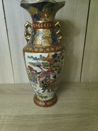 Jarrón de porcelana con asas doradas