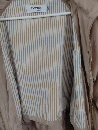 Cortavientos beige con capucha