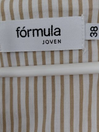 Cortavientos beige con capucha