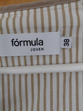 Cortavientos beige con capucha