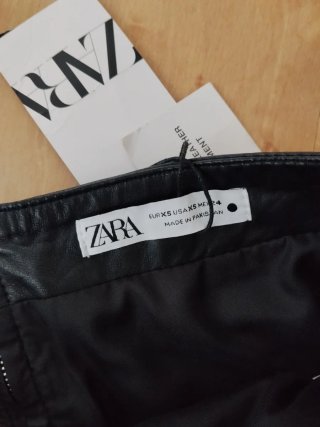 Falda Zara efecto piel con cinturón