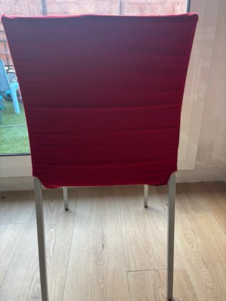 Silla de comedor roja y plateada