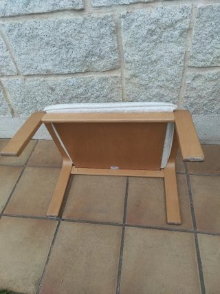 Reposapies de madera y tela