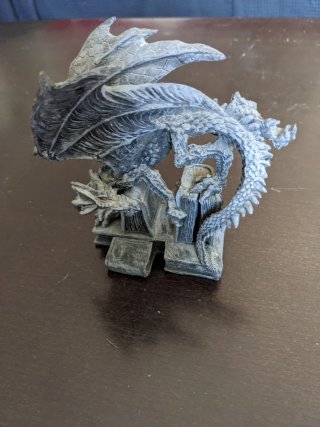 Figura dragón resina con libros