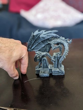 Figura dragón resina con libros