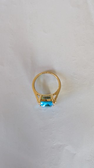 Anillo dorado piedra azul grande