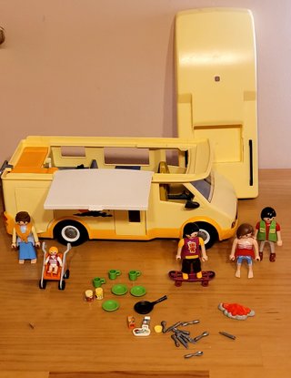 Caravana Playmobil con figuras y accesorios