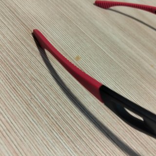 Gafas fotocromáticas negras con detalles rojos