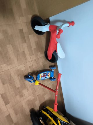 Bicicleta de equilibrio roja y blanca