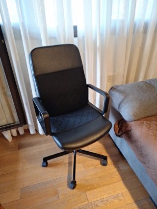 Silla de oficina Ikea negra con ruedas