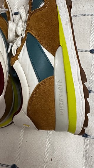 Zapatillas bimba y lola  marrones y blancas
