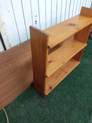Estantería de pino para colgar