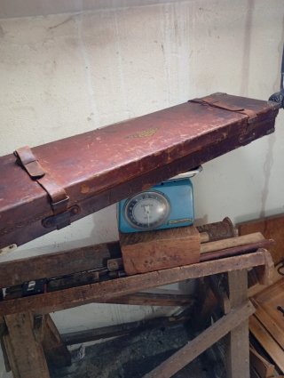 Maletín antiguo para escopeta de cuero
