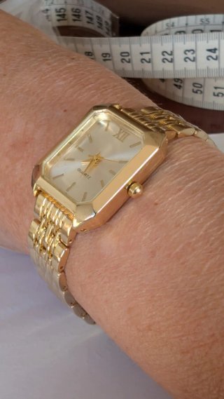 Reloj dorado rectangular Quartz