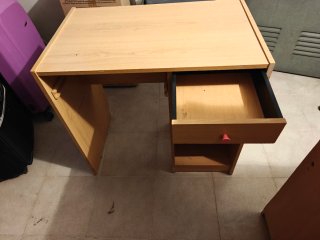 Escritorio de madera. RECOGIDA EN MANO