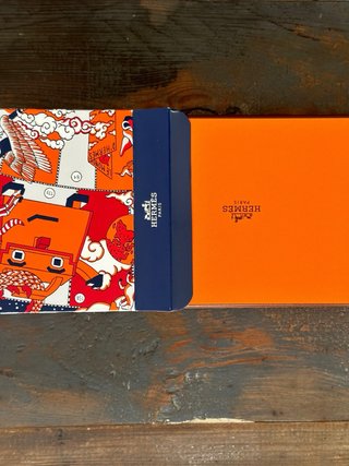 Cravatta Hermès Blu e Bianca Nuova con Scatola