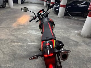 Aprilia 125 Enduro con escape TK