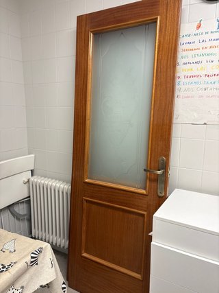 Puerta de salón de madera con cristal