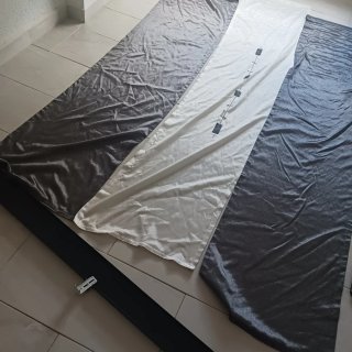 Estola y cortinas grises y blancas