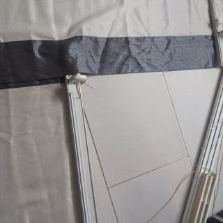 Estola y cortinas grises y blancas