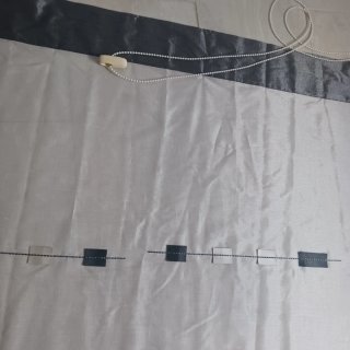 Estola y cortinas grises y blancas