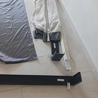 Estola y cortinas grises y blancas