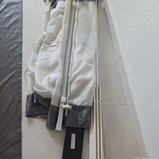 Estola y cortinas grises y blancas