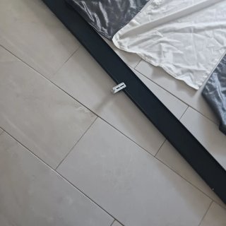 Estola y cortinas grises y blancas
