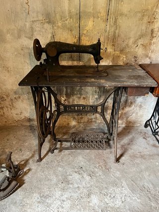 Máquina de coser antigua de hierro fundido SINGER