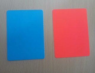 Cartões de cores azul e vermelho