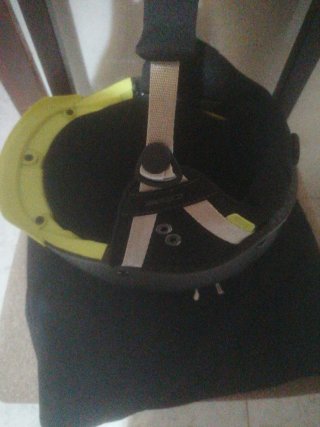 Casco CEBE negro y amarillo