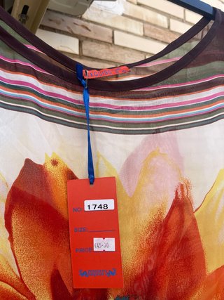 Blusa ancha NUEVA con estampado floral de Exquiss