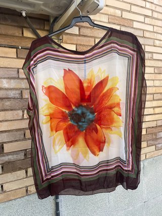 Blusa ancha NUEVA con estampado floral de Exquiss
