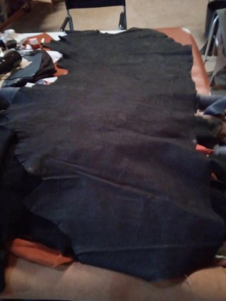 Piel curtida vegetal color negra. 18€.