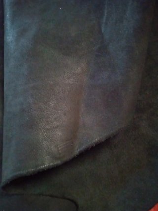 Piel curtida vegetal color negra. 18€.
