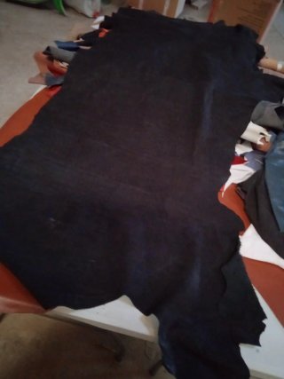 Piel curtida vegetal color negra. 18€.