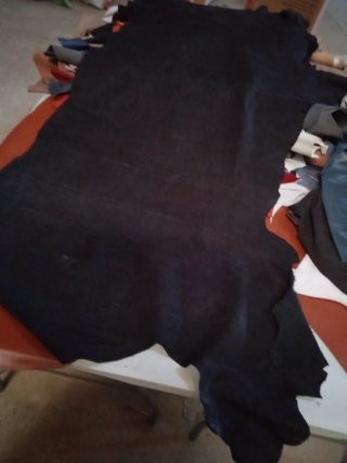 Piel curtida vegetal color negra. 18€.