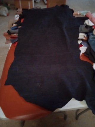 Piel curtida vegetal color negra. 18€.