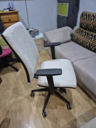 Silla de oficina beige