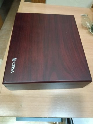 Caja de madera con cierre dorado
