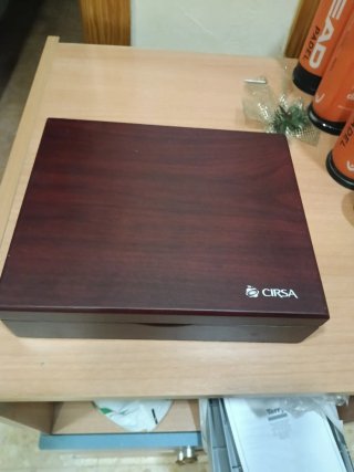Caja de madera con cierre dorado