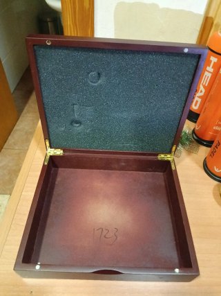 Caja de madera con cierre dorado